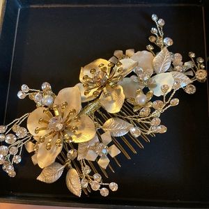 Gorgeous bridal hair comb and earrings for wedding